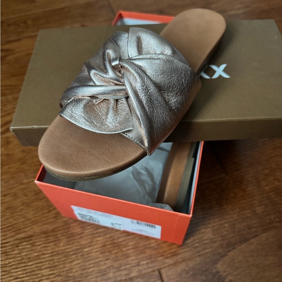 Chic Women's Slides/Sandals - Picture 2 of 4